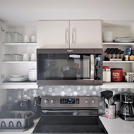 Serene 2 Bedroom Condo With Balcony And Lakeview วินนิเพก ภายนอก รูปภาพ